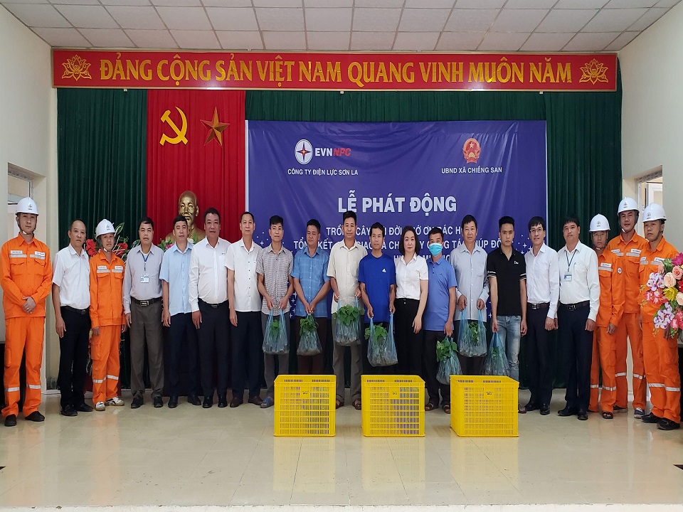 Tin truyền hình: PC Sơn La tổng kết công tác giúp đỡ xã Chiềng San